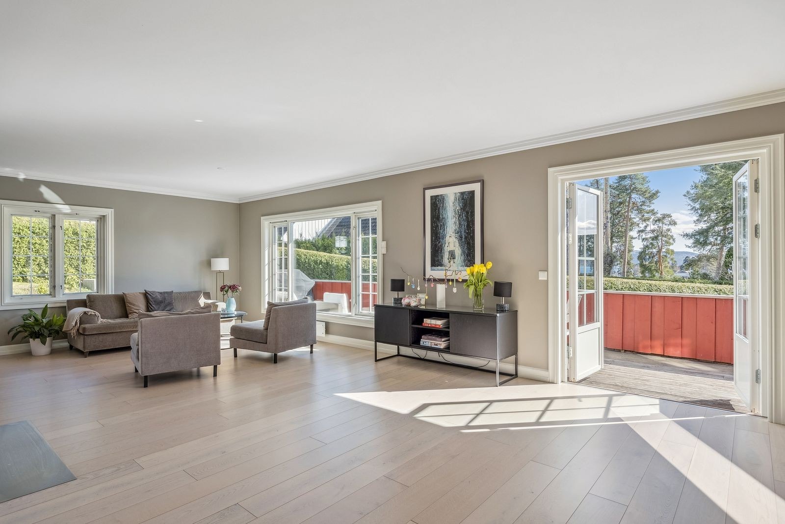 Stue med utgang til balkong. Galleribilde