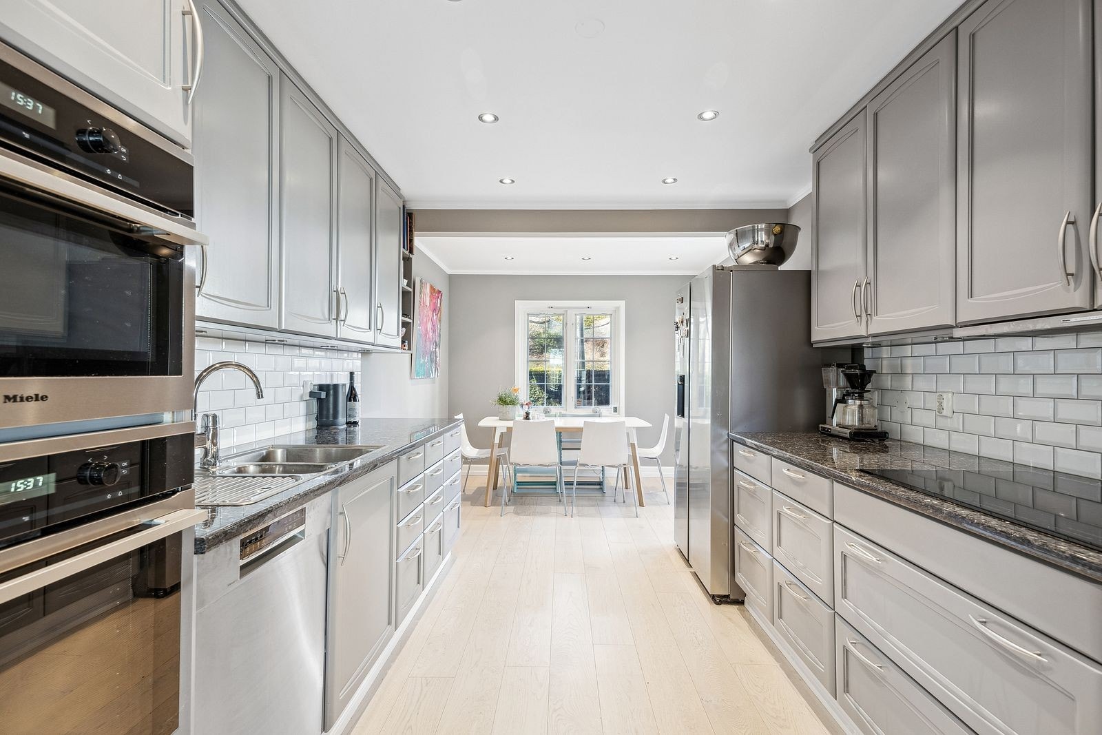 Stilfullt kjøkken med Samsung Kombiskap med isbitmaskin, Miele kombiovn med mikro, for å nevne noe. Galleribilde