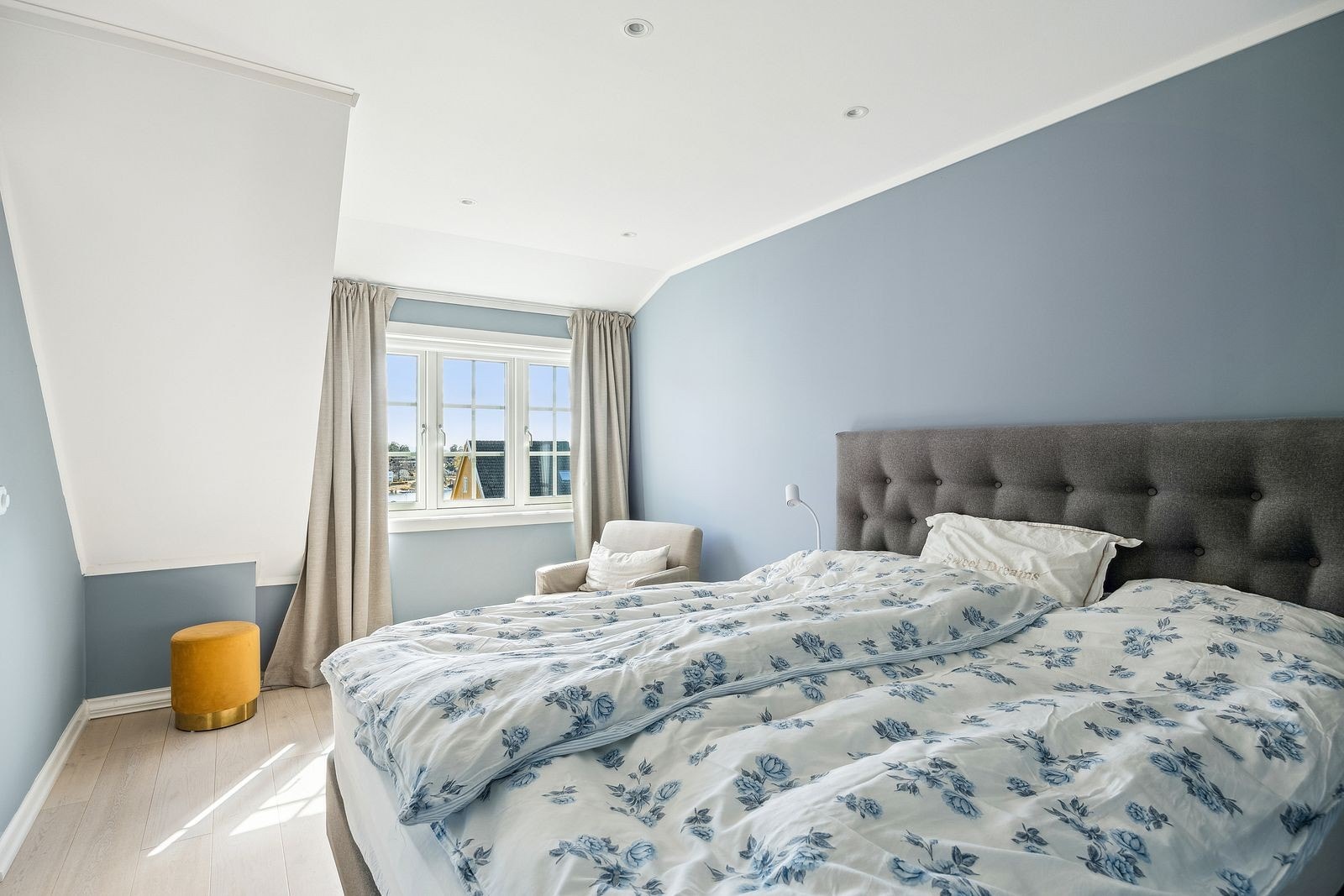 Hovedsoverom med walk-in closet, utsikt mot sjøen! Galleribilde