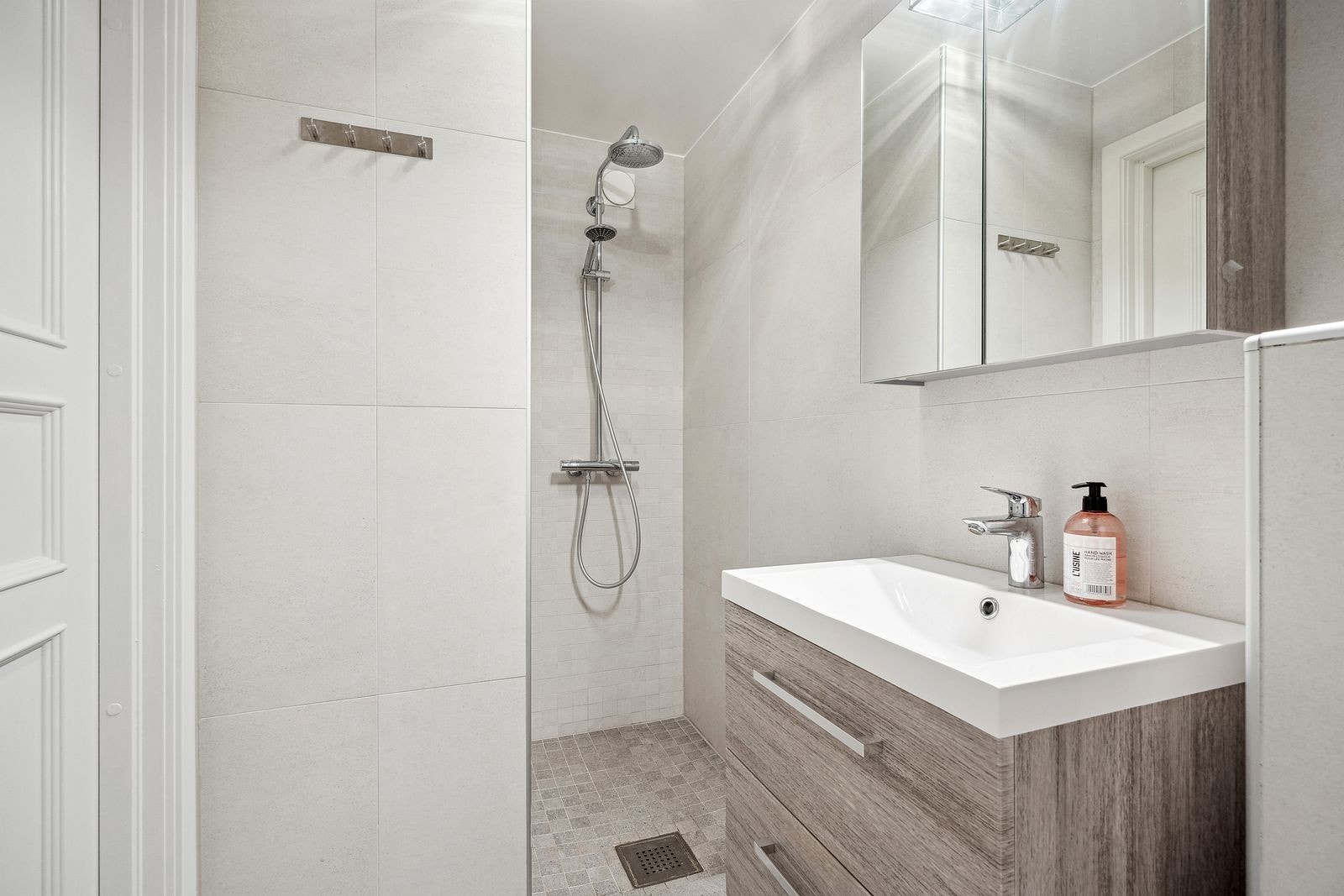 Toalettrom med dusj i underetasje. Galleribilde