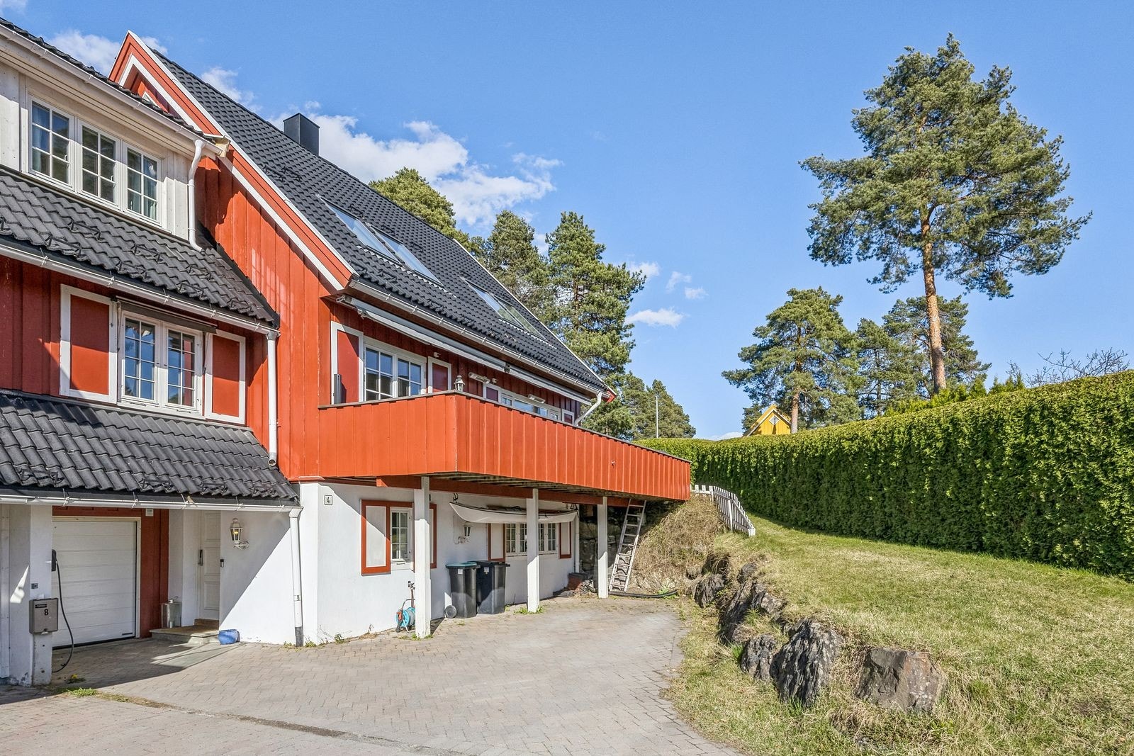 Smårutete vinduer i ren sørlandsidyll. Velstelt hage rundt huset - utsikt mot sjøen! Galleribilde