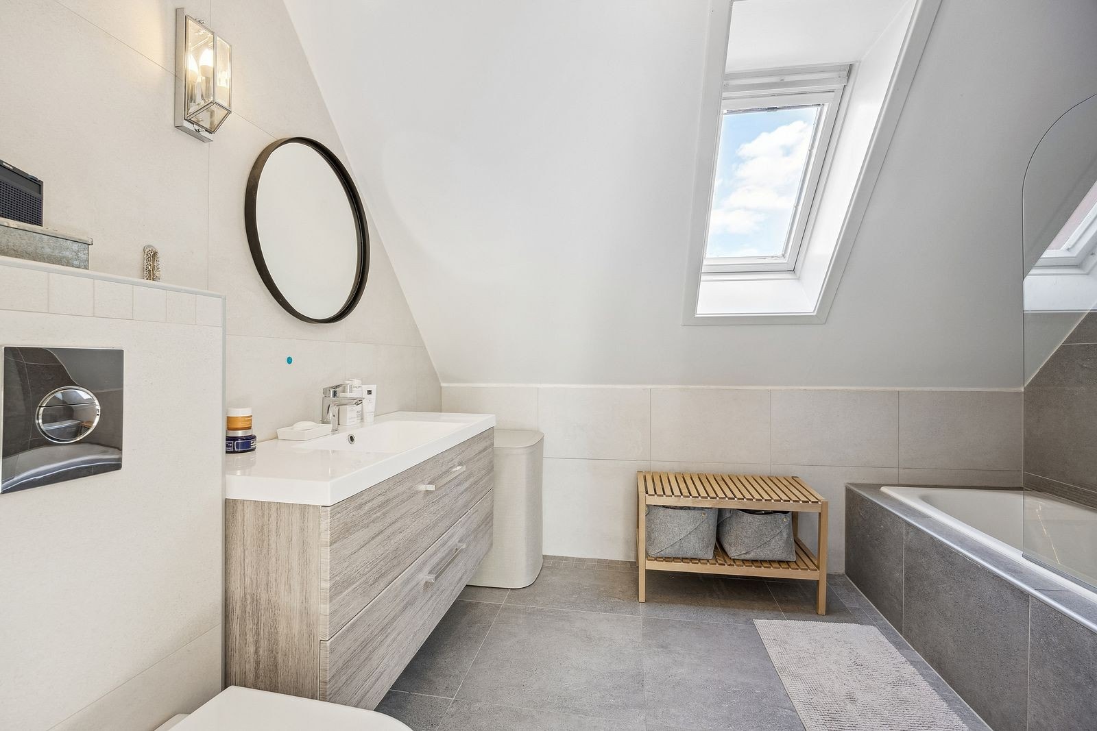 Baderom i 2. etasje med badekar. Galleribilde