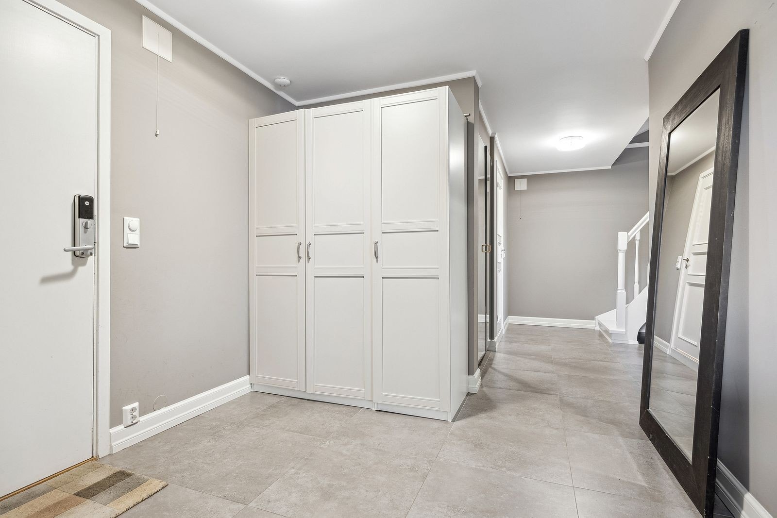 Inngangsparti med garderobe. Galleribilde