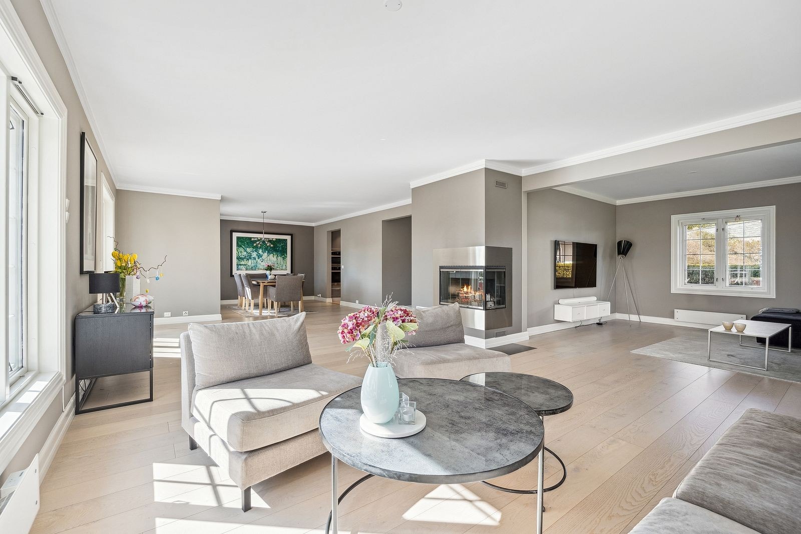 Stor nydelig stue, pene smaksfulle materiale og fargevalg - peis for kaldere dager. Galleribilde