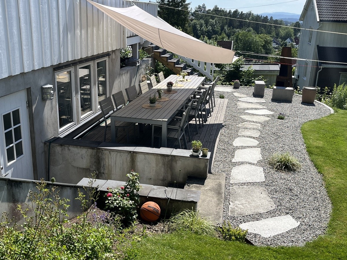 Hagen utenfor leiligheten. Galleribilde