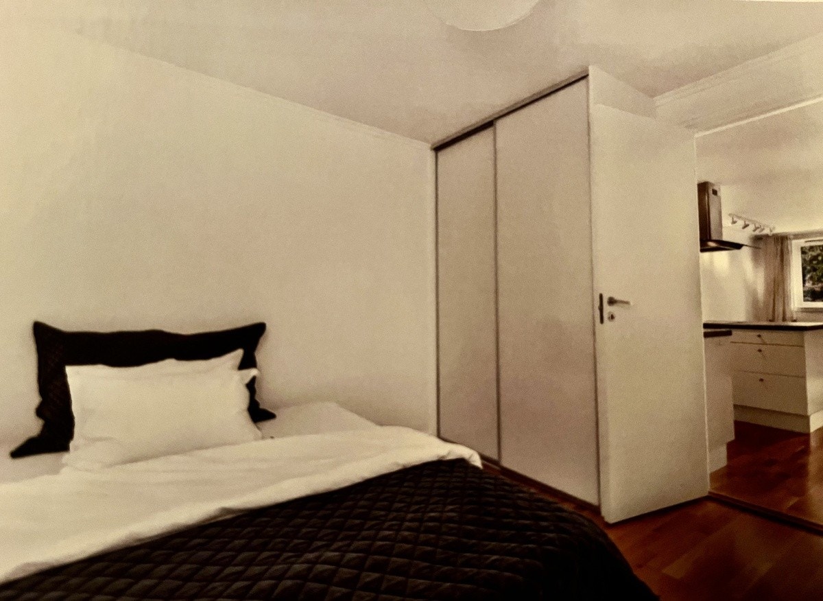 Soverom 1 med god plass til dobbeltseng (160 cm), skyvedørsgarderobe, skatoll og hylle. Galleribilde