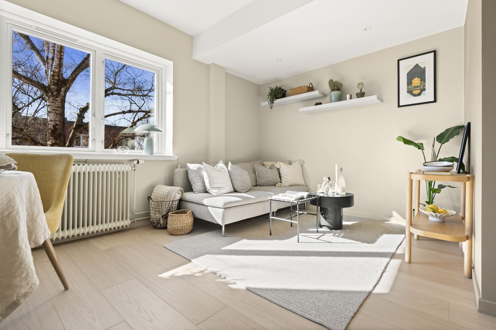 Leiligheten ligger i 3. etasje og har en lys, gjennomgående løsning. Galleribilde