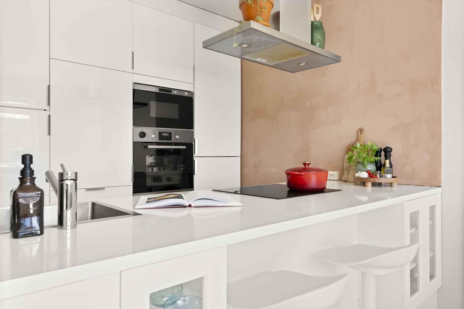 Kjøkkenøya er utstyrt med barkrakker i forkant, opplegg til vaskemaskin og smarte oppbevaringsløsninger i skap under. Galleribilde