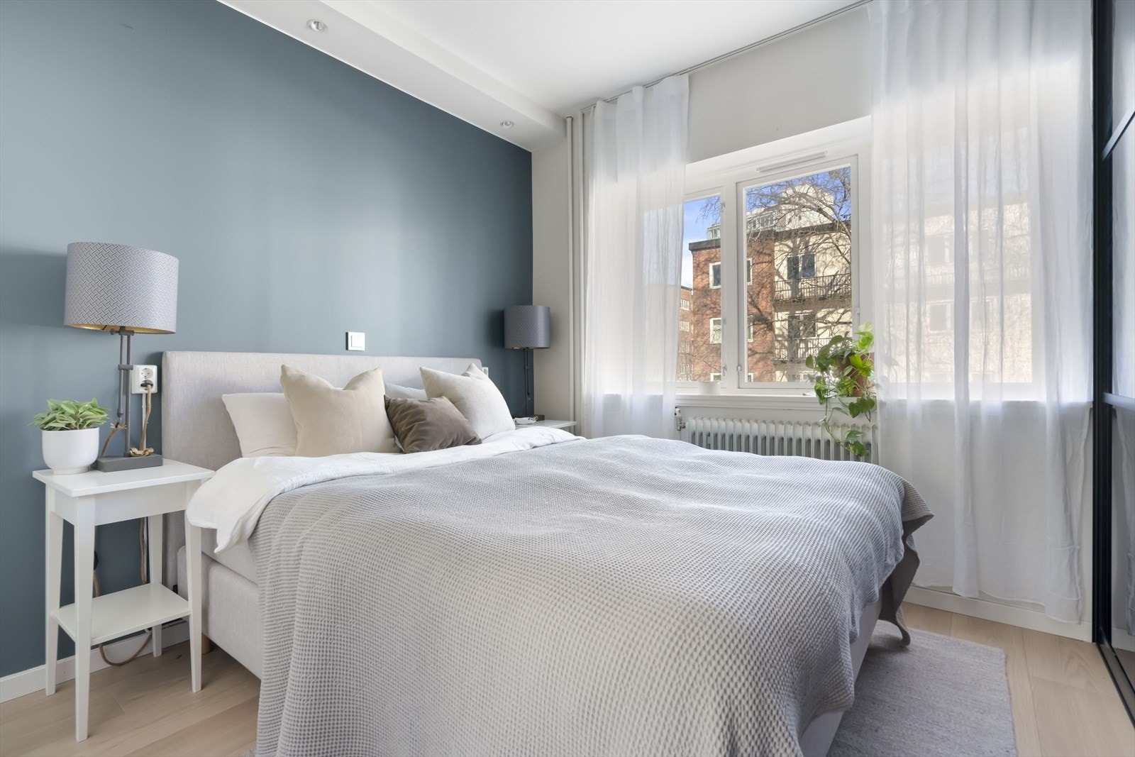 Hovedsoverommet har god plass til dobbeltseng med tilhørende nattbord. Galleribilde