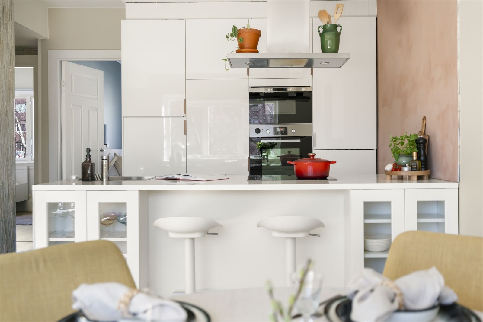 En stilren og lys 3-roms med moderne preg beliggende på Sinsen/Rosenhoff. Galleribilde