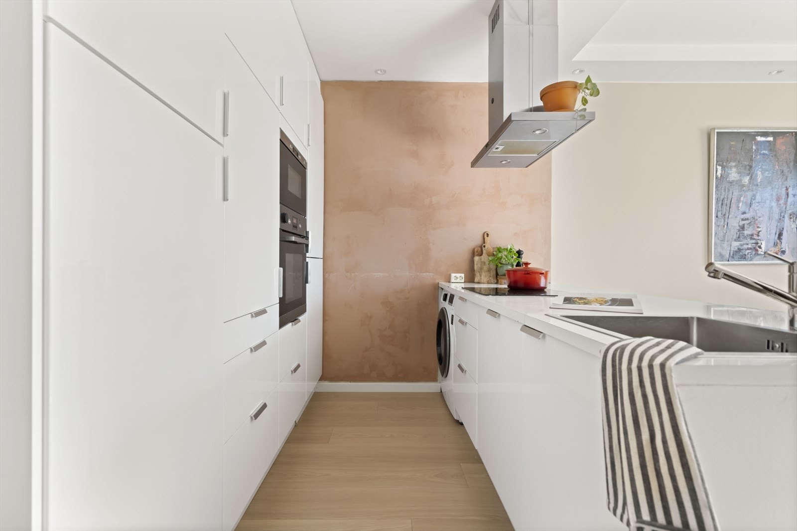 Kjøkkenet innehar integrerte hvitevarer deriblant induksjonstopp, stekeovn, oppvaskmaskin (2022), fryseskap og kjøleskap. Galleribilde