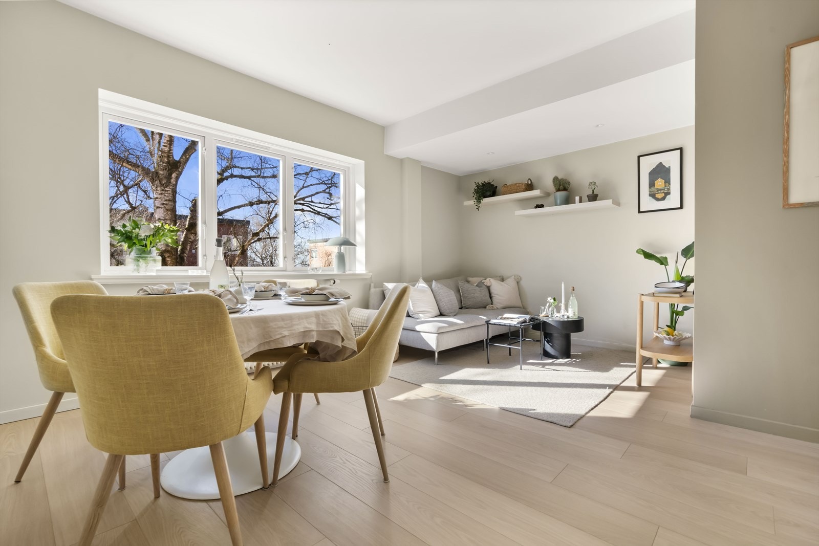 Stuens utforming gjør den svært lettvint å møblere med en naturlig soneinndeling for stue og spisestue. Galleribilde