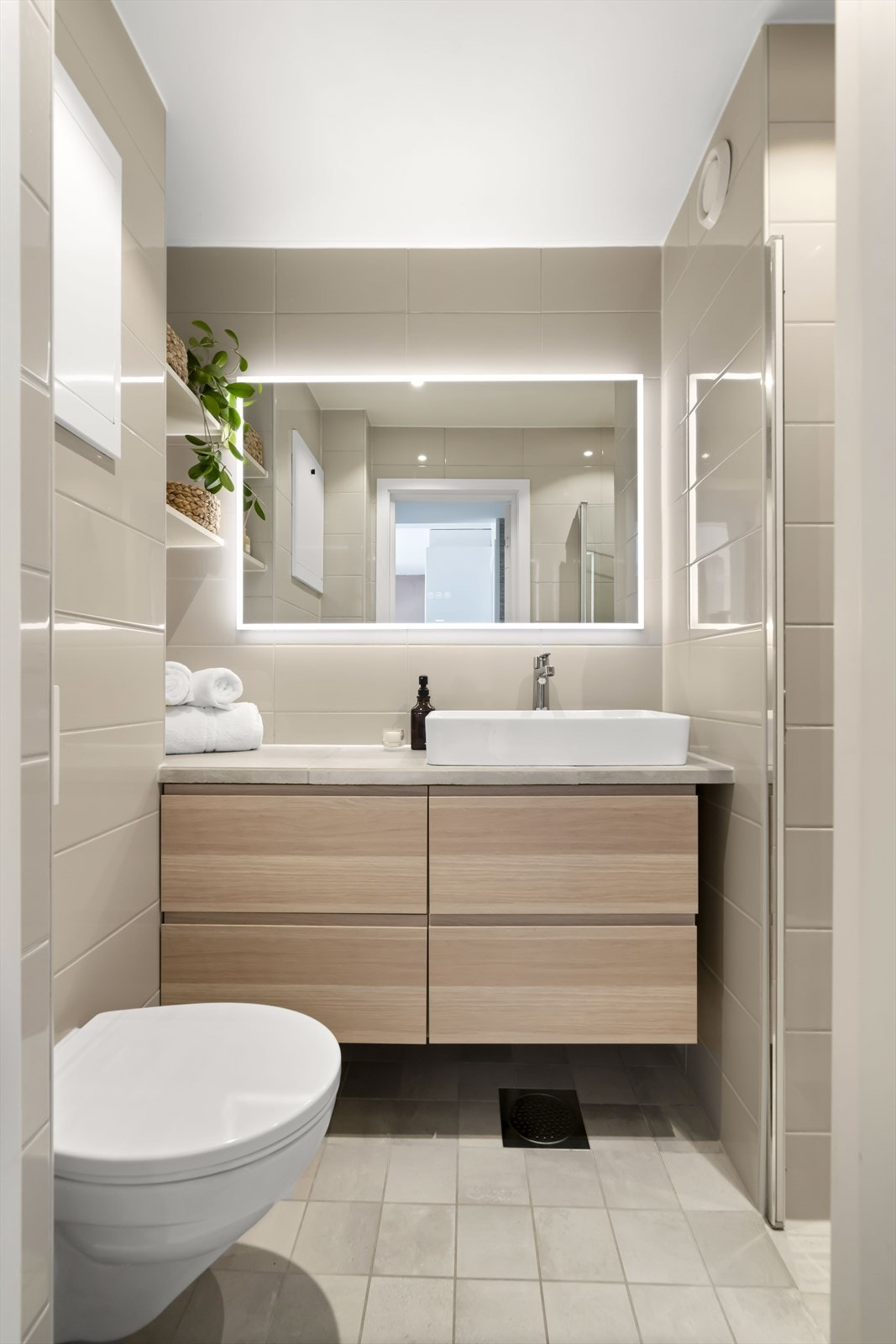 Et moderne baderom, modernisert i regi av sameiet i 2022. Galleribilde