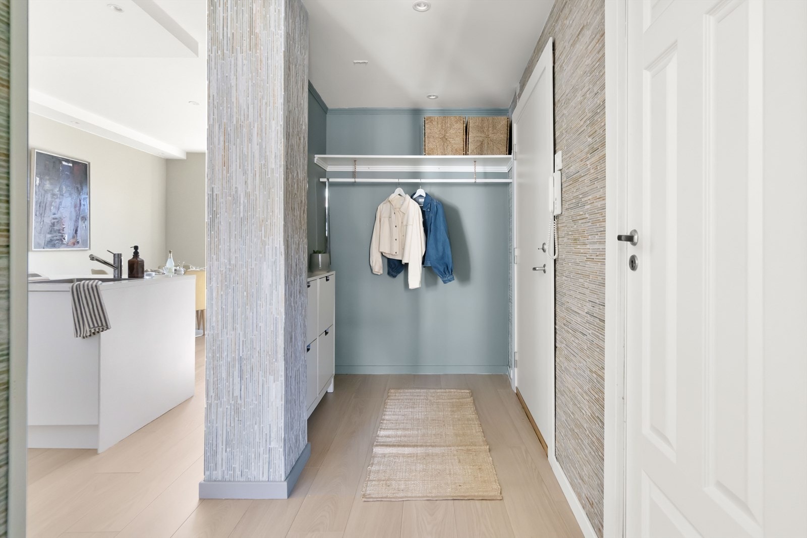 En lys og innbydende entré med god oppbevaringsplass for yttertøy og fottøy. Galleribilde