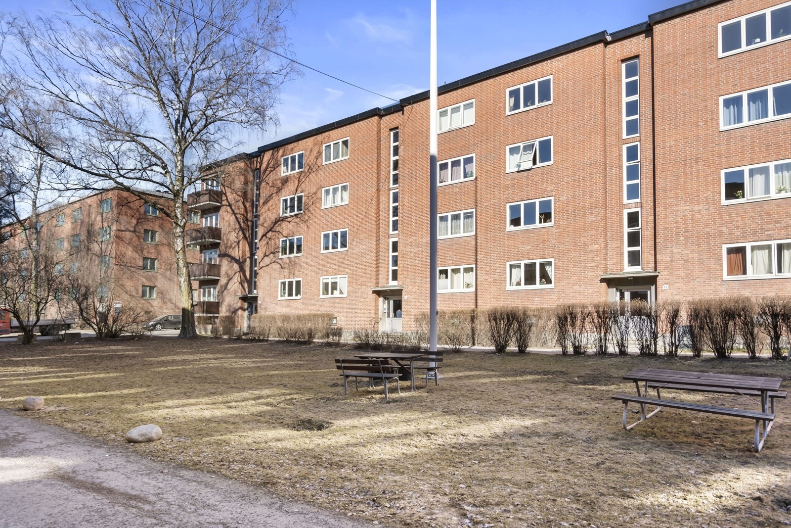 Hyggelige fellesarealer med benkeplasser og gressplen. Galleribilde