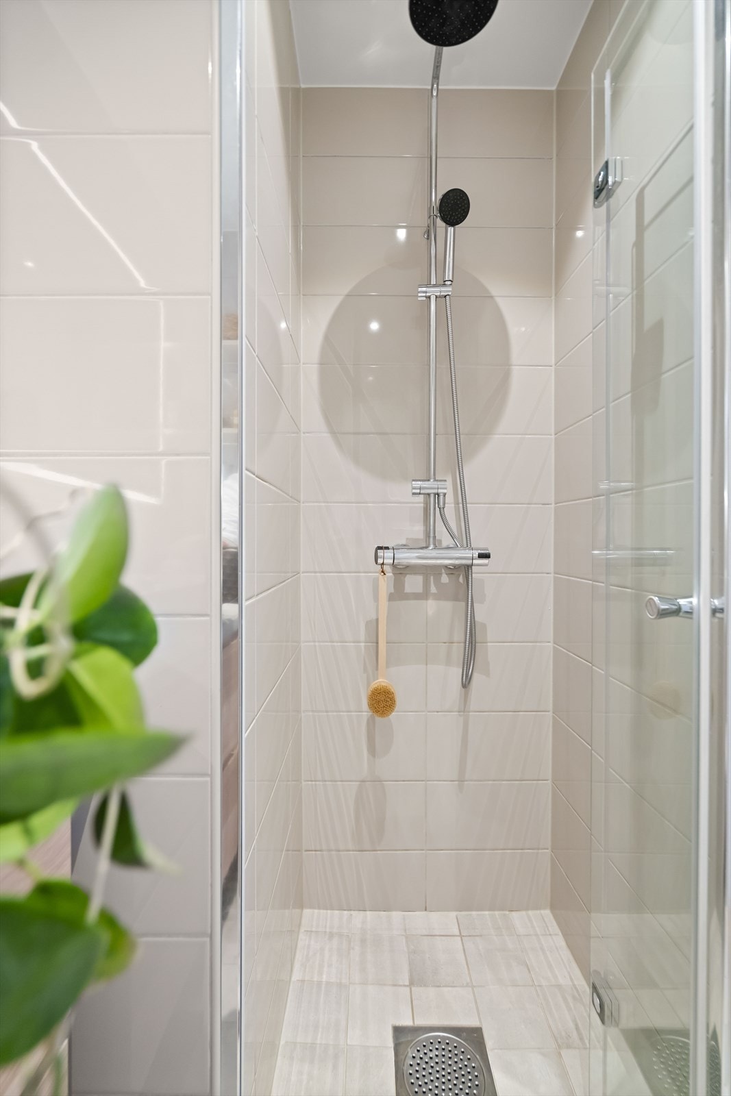 Videre har badet termostatstyrt gulvvarme, og naturlig ventilasjon. Galleribilde