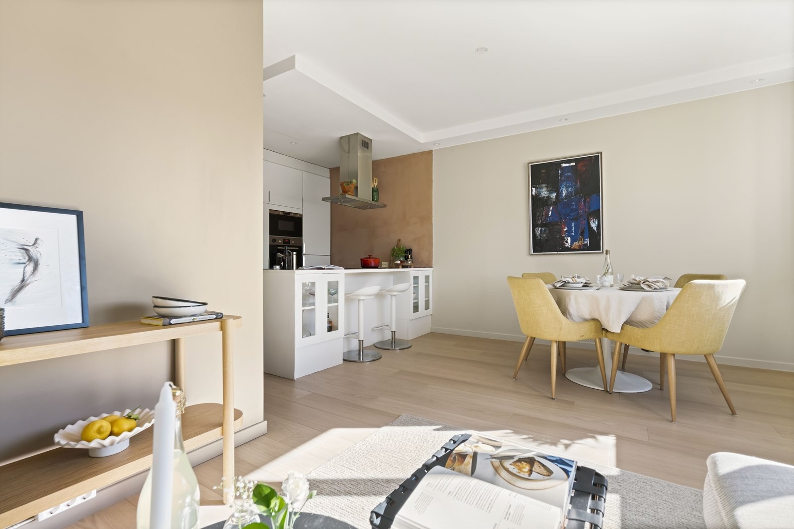 De store vindusflatene, kombinert med den gode takhøyden og nøytrale fargetoner, skaper en lys og luftig atmosfære. Galleribilde