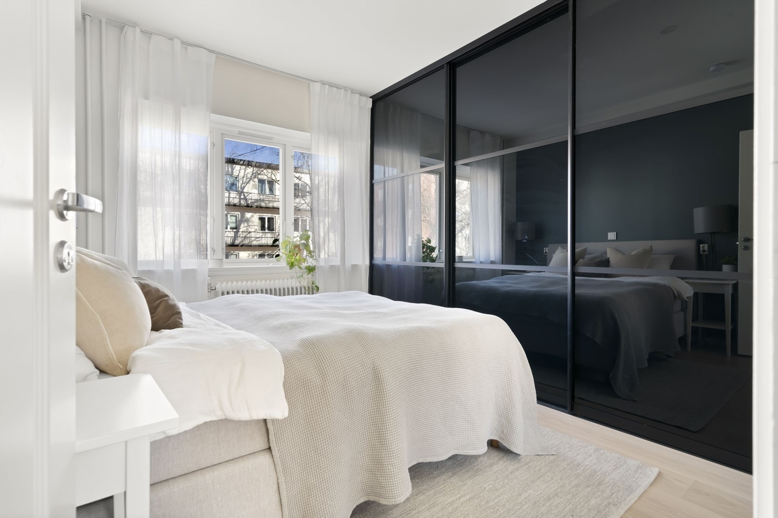 Leiligheten har to romslige soverom, som begge vender ut mot sameiets område. Galleribilde