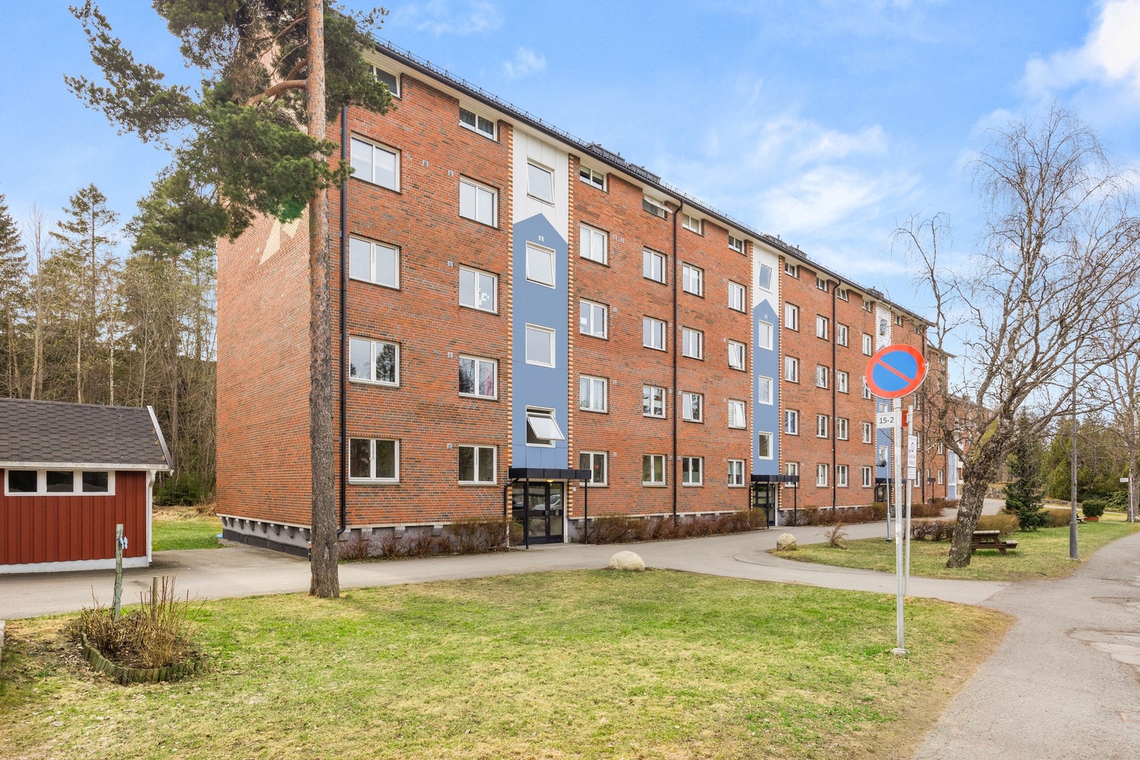 Fellesarealet er opparbeidet med gressplen- og grøntområder, beplantning, prydbusker og trær, sittegrupper og lekeområder, samt asfaltert adkomst, internveier og parkeringsareal. Galleribilde
