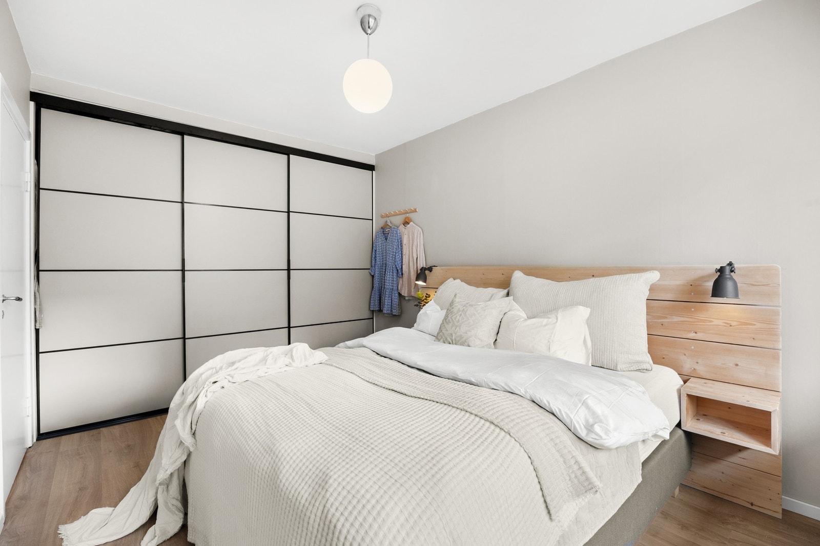 På hovedsoverommet er det plass til dobbeltseng med tilhørende inventar, i tillegg er det montert skyvedørsgarderobe med god plass til oppbevaring. Galleribilde