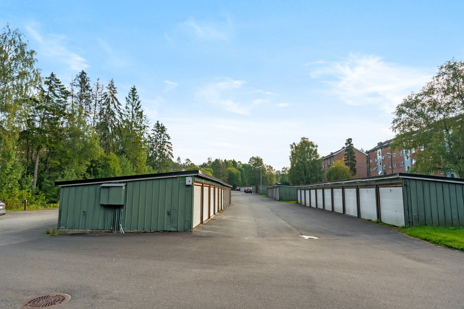 Det er muligheter for leie av parkeringsplass i borettslaget etter venteliste, samt garasjeplass. Leiekostnader vil påløpe ved leie. Galleribilde