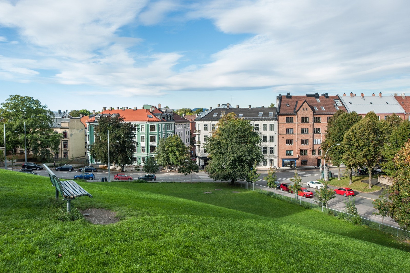 Leiligheten har en solrik og idyllisk beliggenhet på toppen av "Idioten". Det er gangavstand til flere av byens flotteste parker. Galleribilde