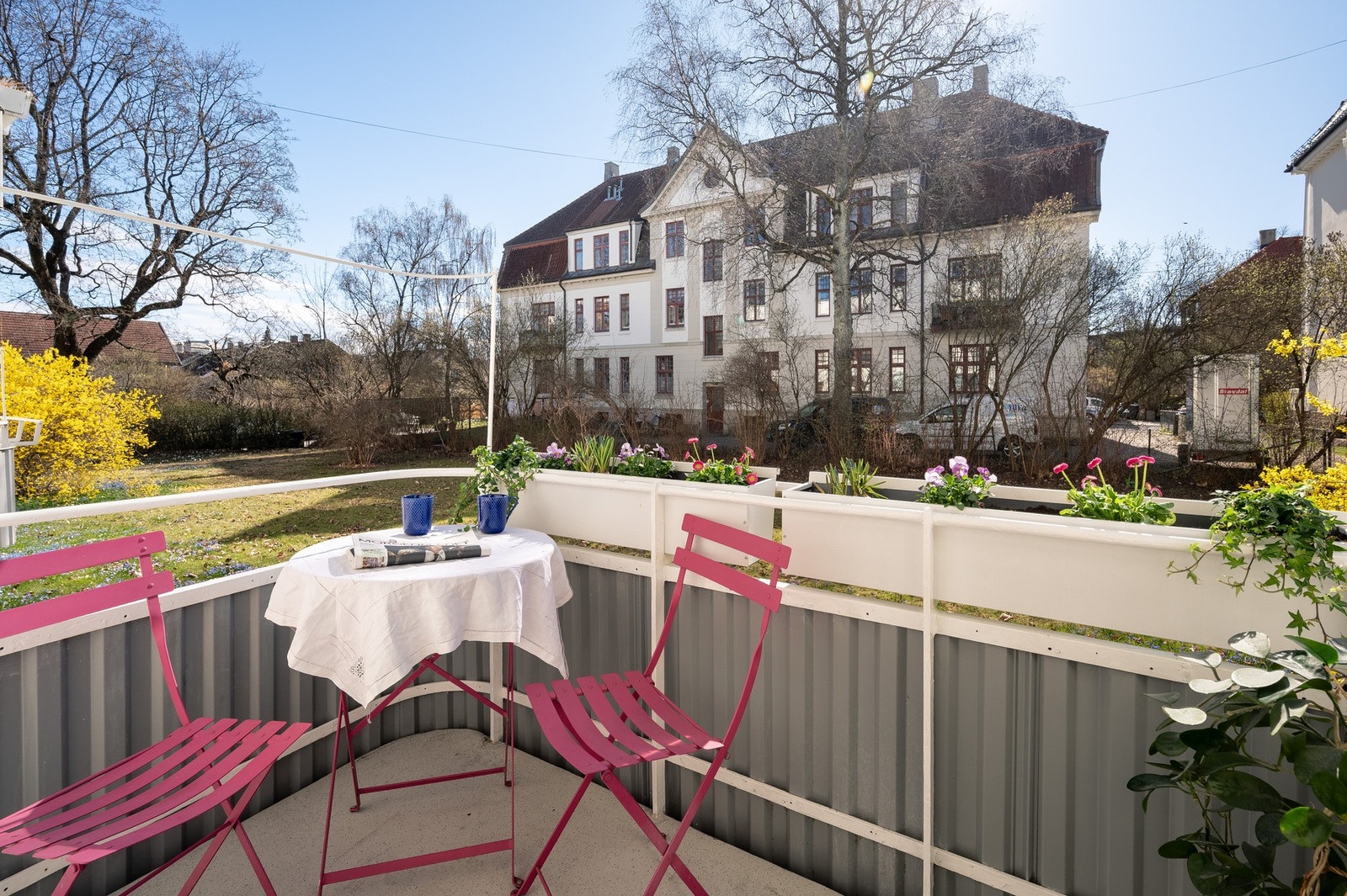 Hele leiligheten vender mot fantastisk hage. Galleribilde