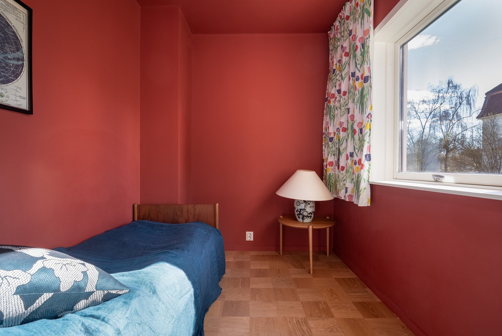 Soverom 2 vender også mot stille og rolig hage. Galleribilde