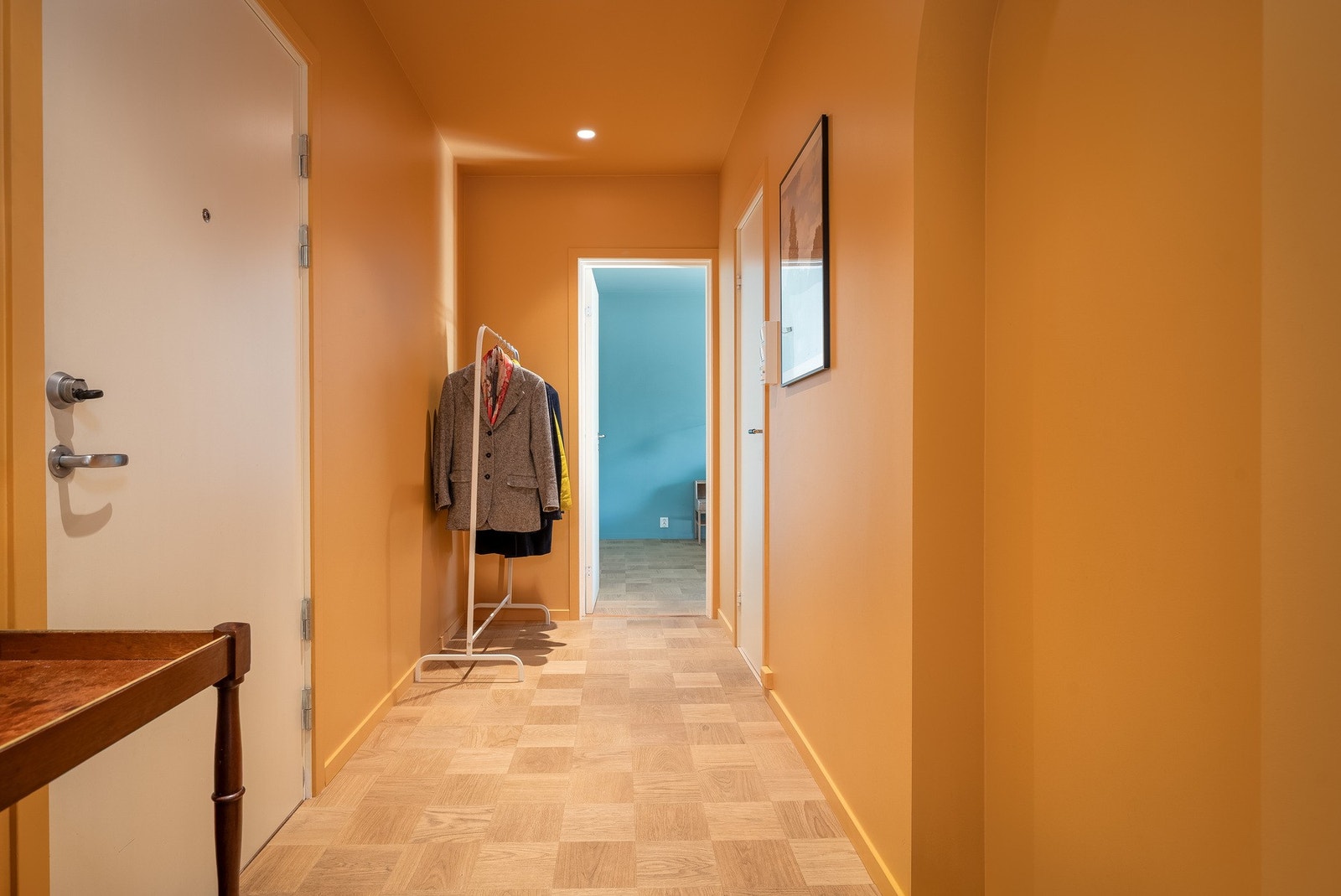 Parkett med varme i entré. Galleribilde