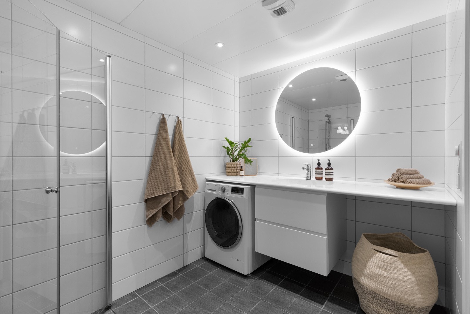 Det er vannbåren varme i gulv samt opplegg for vaskemaskin, så her har du alt du trenger på baderommet. Galleribilde