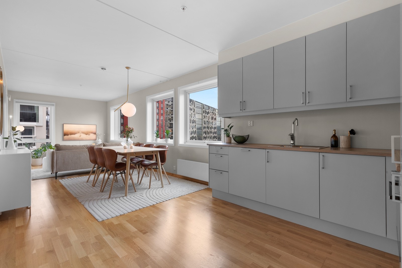 Kjøkkenet har en åpen løsning mot stue med en stilren innredning fra 2018. Integrert kjøleskap og oppvaskmaskin er fra 2024. Galleribilde