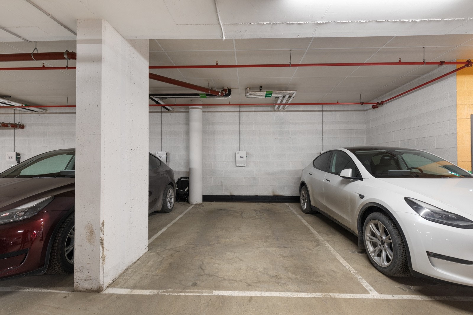 Det er mulighet for leie av garasjeplass i garasjeanlegg. Galleribilde