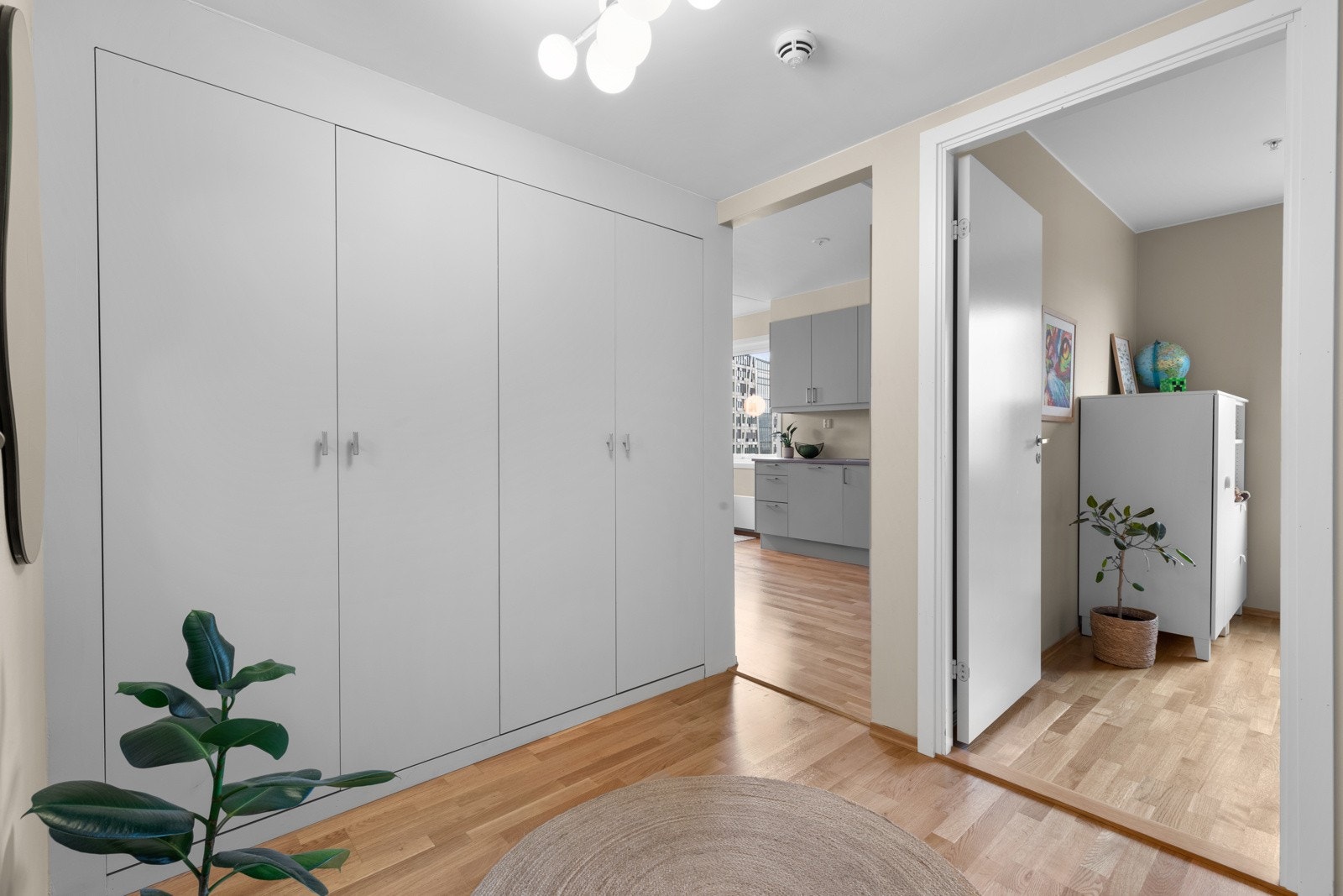 Det er etablert plassbygde skap i entreéen i 2024. Galleribilde