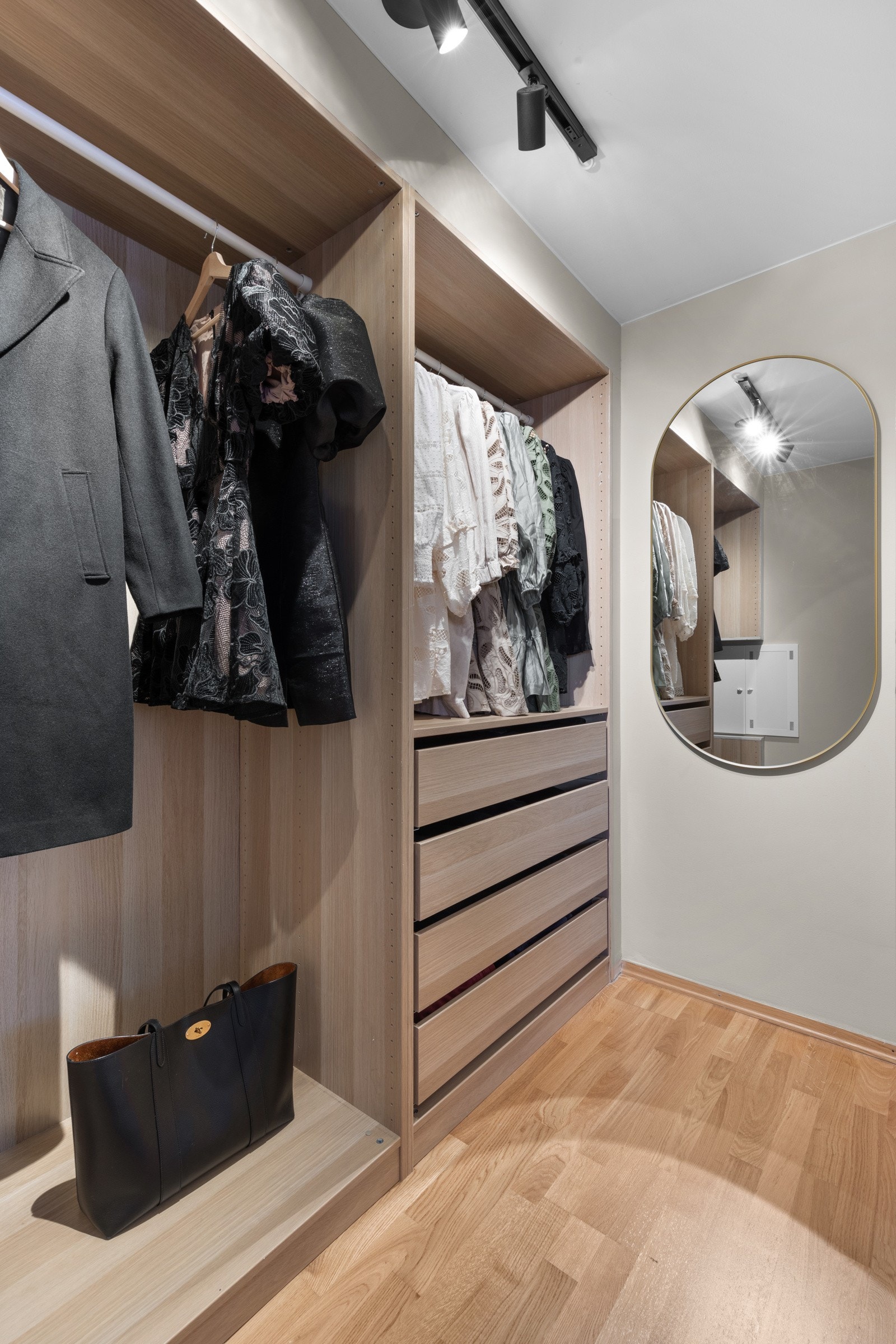 I tilknytning til hovedsoverommet finner du et omkledningsrom. Dette rommet ble oppgradert med ny garderobe i 2024. Galleribilde