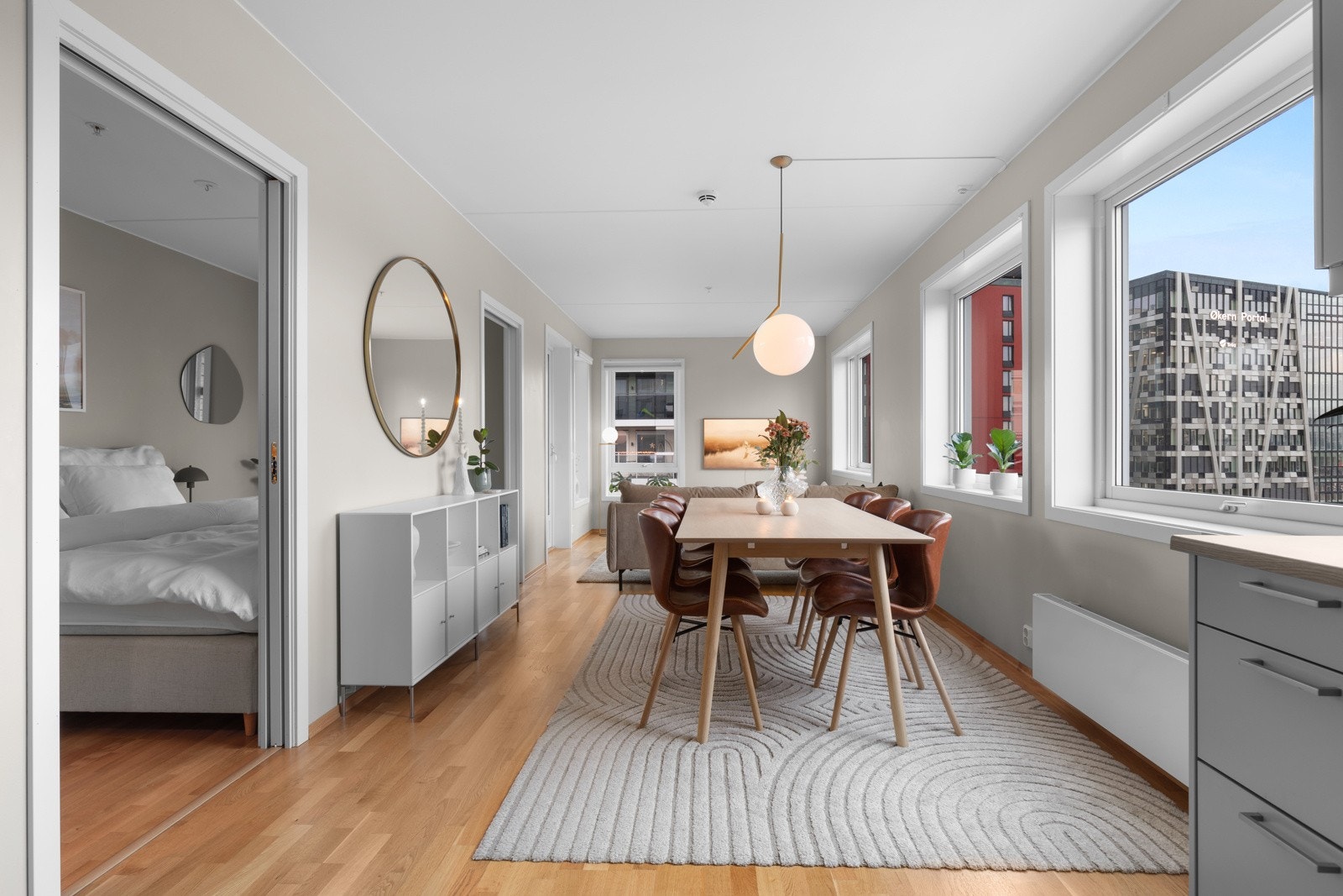 Romslig stue. Galleribilde