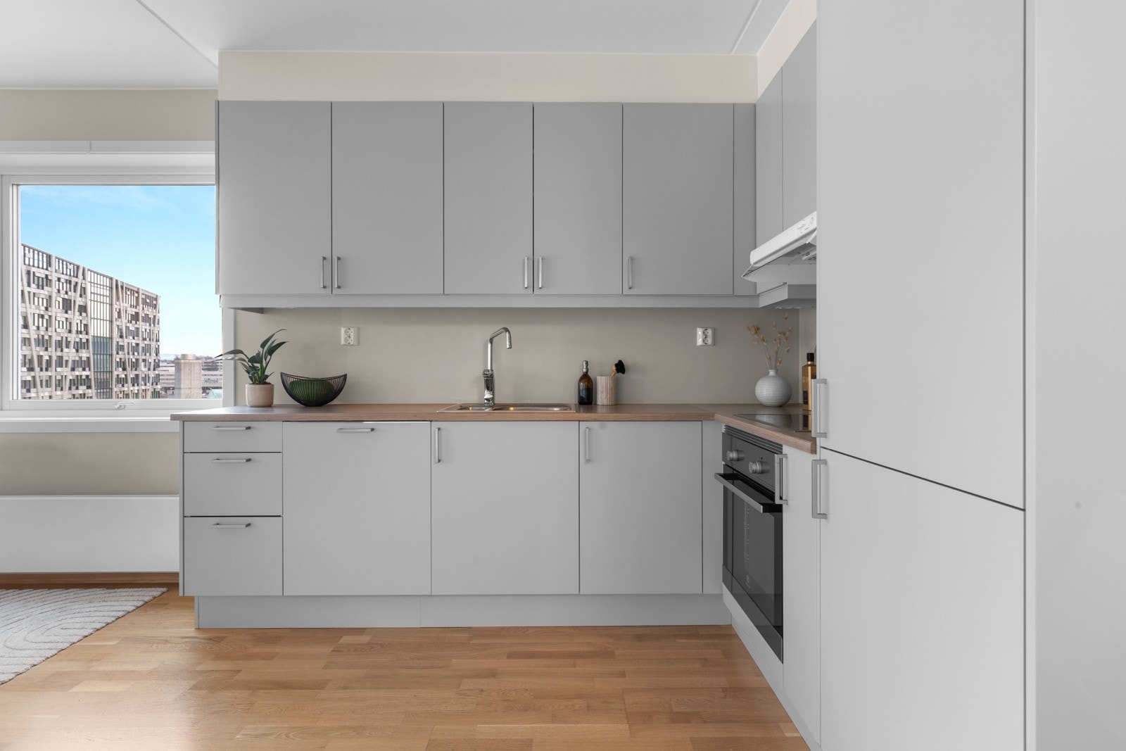 Her har du godt med skap- og benkeplass til din matlaging. Galleribilde