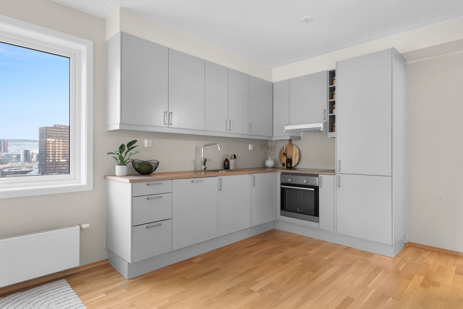 Innredningen har glatte fronter i lysegrå utførelse og laminert benkeplate. Galleribilde