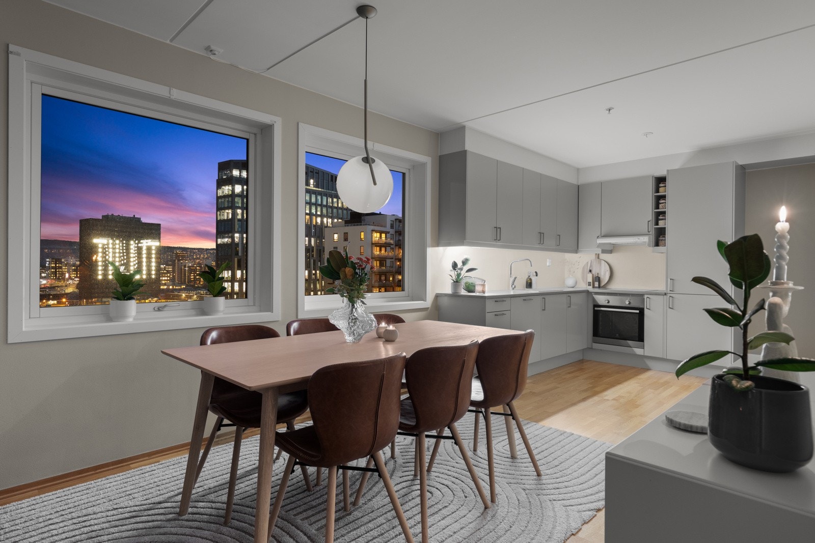 Stuen er enkel å møblere og du har god plass til både sofagruppe, spisebord og TV med tilhørende møblement. Galleribilde