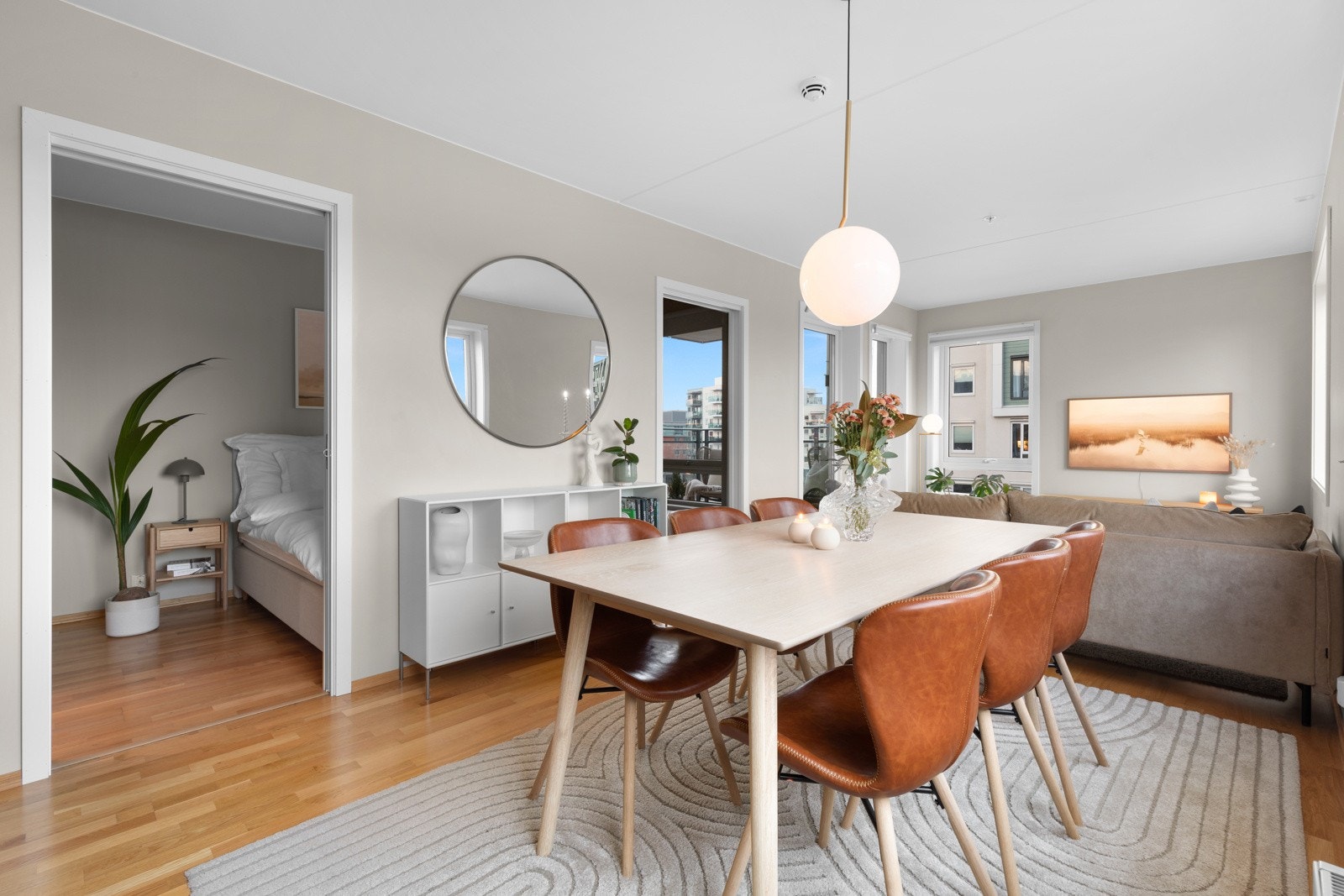 "Alt" er inkludert i felleskostnadene, som bidrar til å redusere dine månedlige kostnader. Dette inkluderer varmtvann og fyring (a-konto), internett og kabel-tv (grunnpakke). Galleribilde