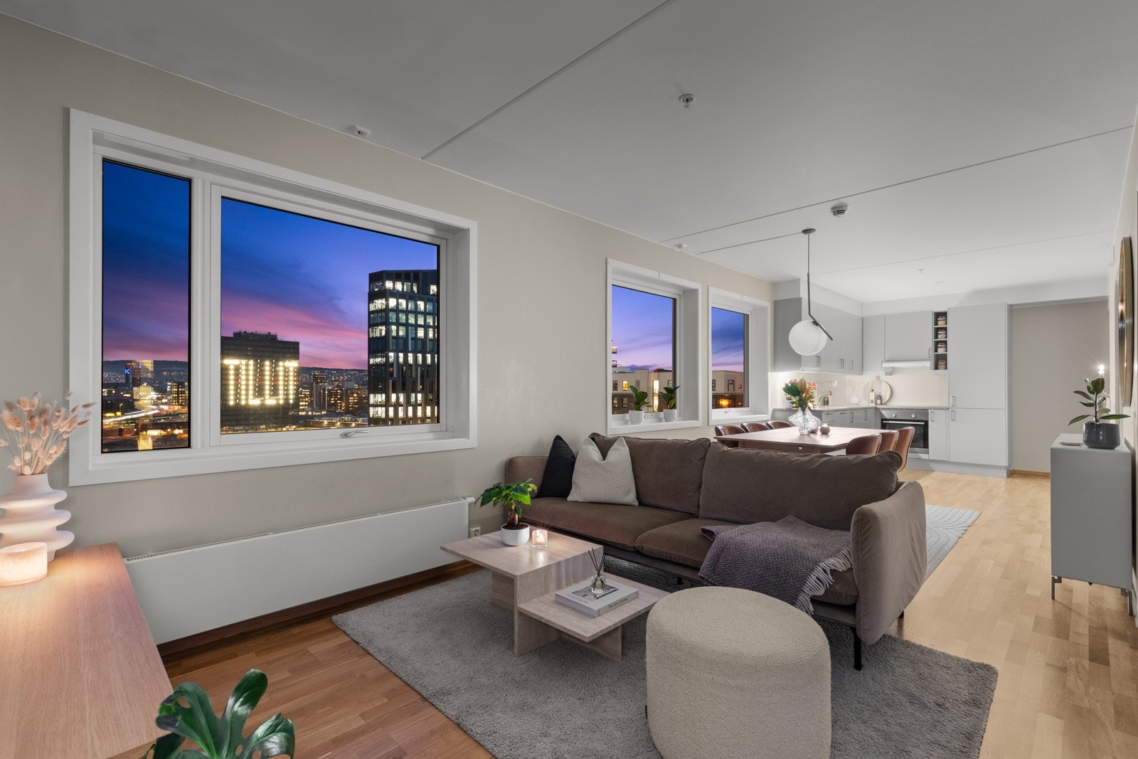 Stuen er delikat og innbydende med store vindusflater som sørger for godt med lysinnslipp. Galleribilde