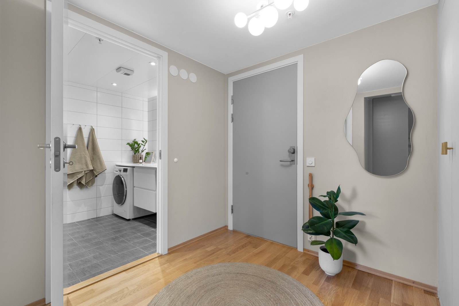 Når du kommer inn i boligen, er det første du møter en lys og romslig entré. Galleribilde