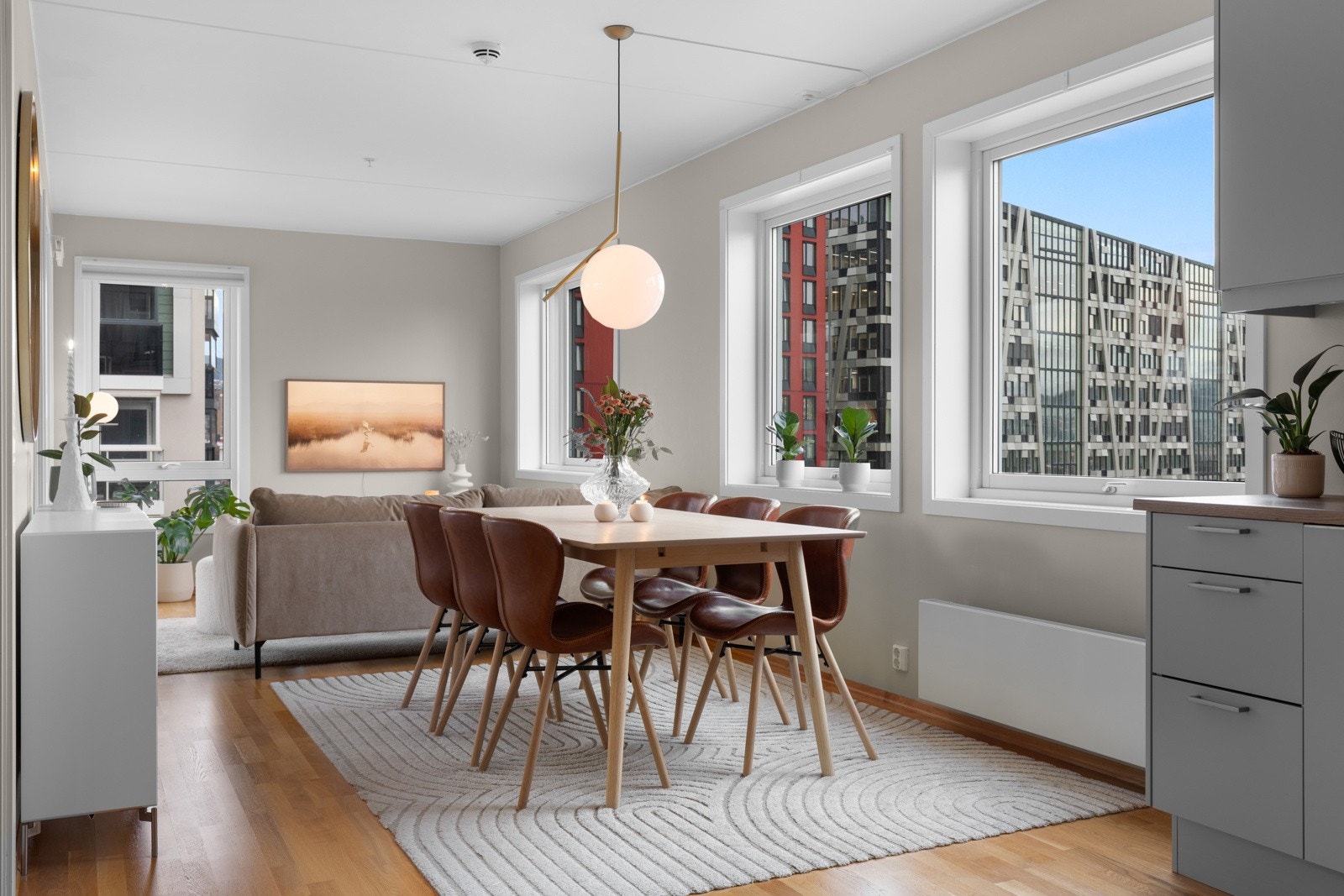 Det er oppvarming via radiatorer, samt vannbåren varme i gulv på bad. Galleribilde