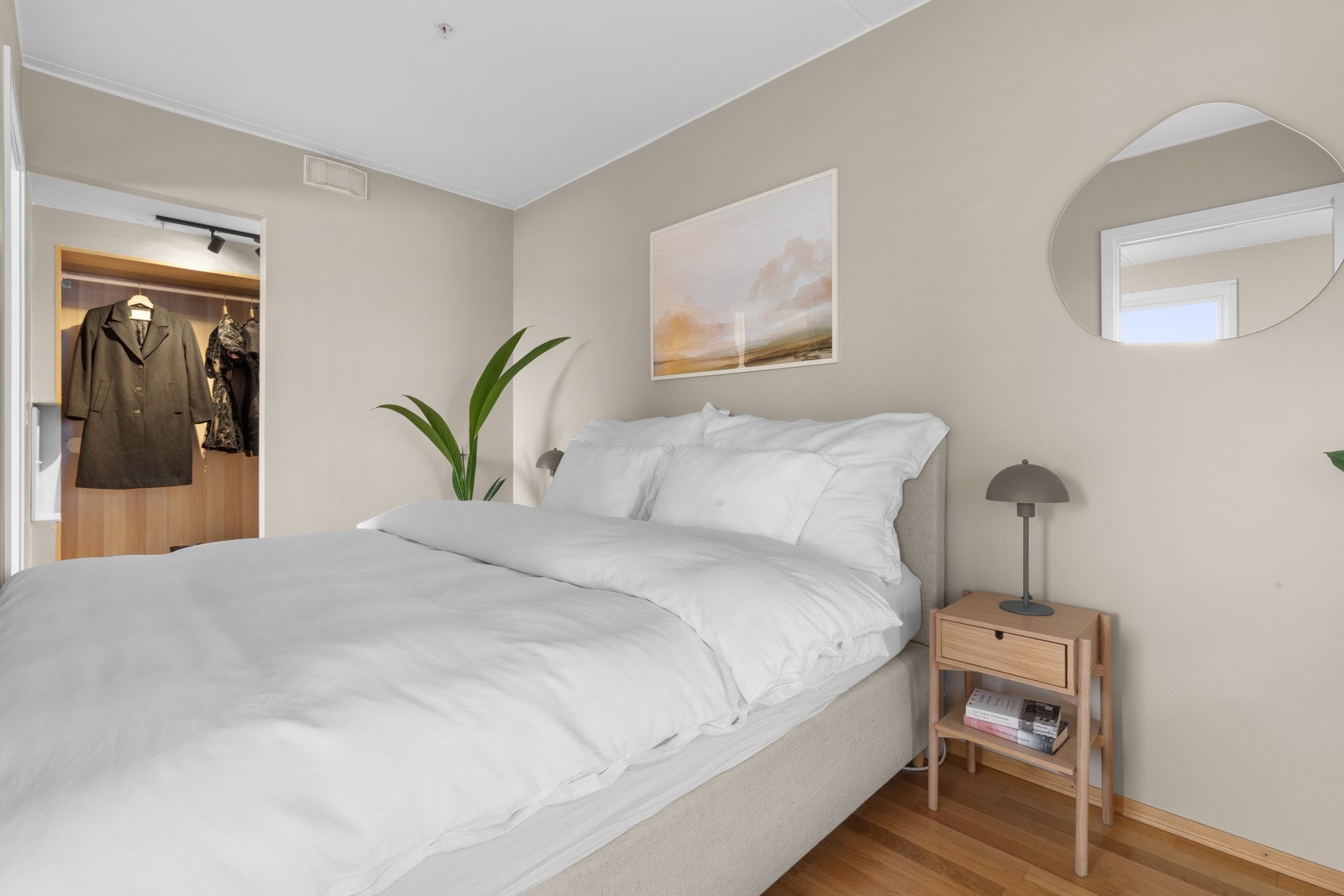 Hovedsoverommet vender mot borettslagets rolige bakgård. Galleribilde