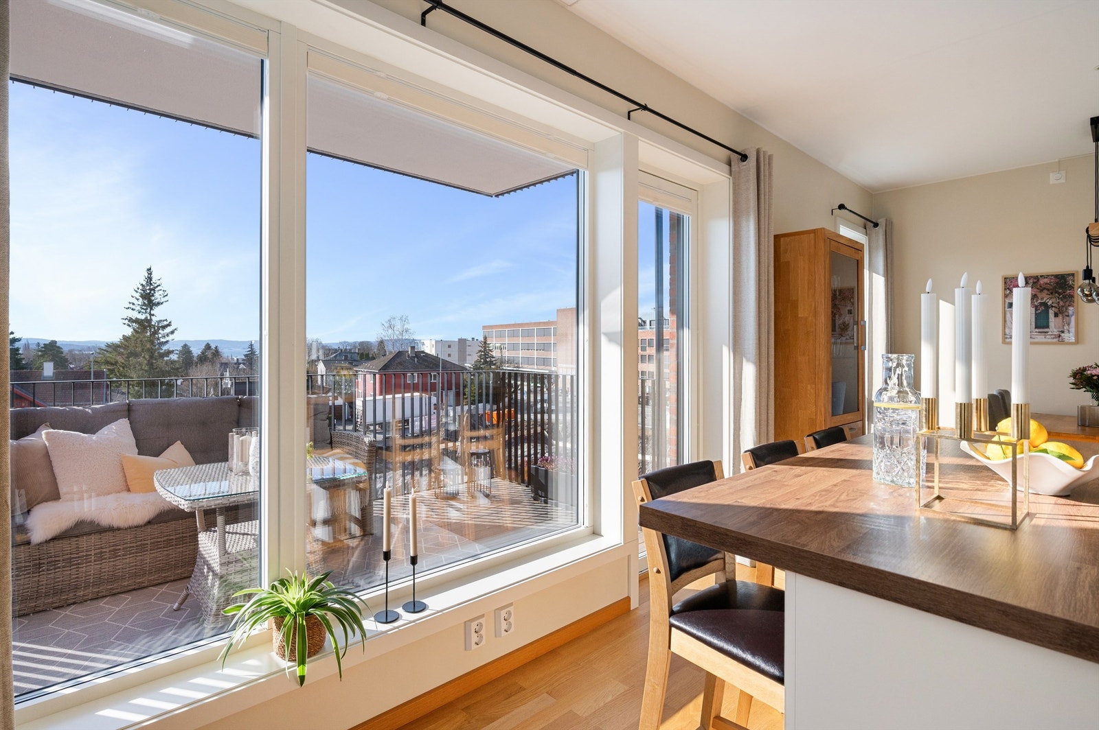 Store vindusflater sørger for en gjennomgående lys og god atmosfære. Galleribilde