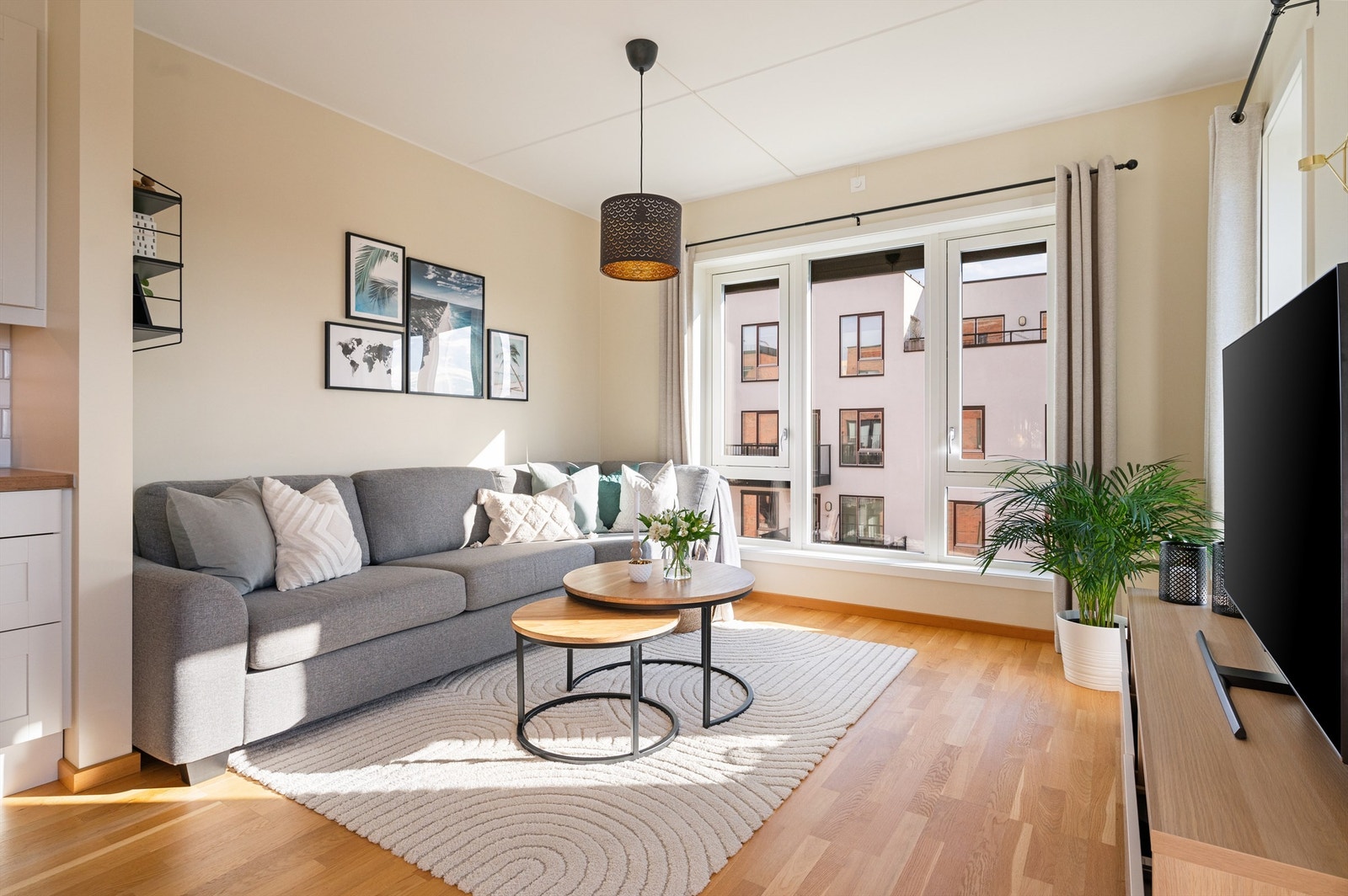 Stuen er av god størrelse og kan følgelig enkelt innredes etter eget behov og personlig stil. Galleribilde