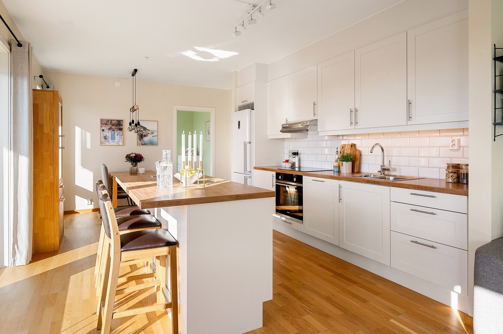 Hvitevarene er integrert med stekeovn, platetopp og oppvaskmaskin. Galleribilde