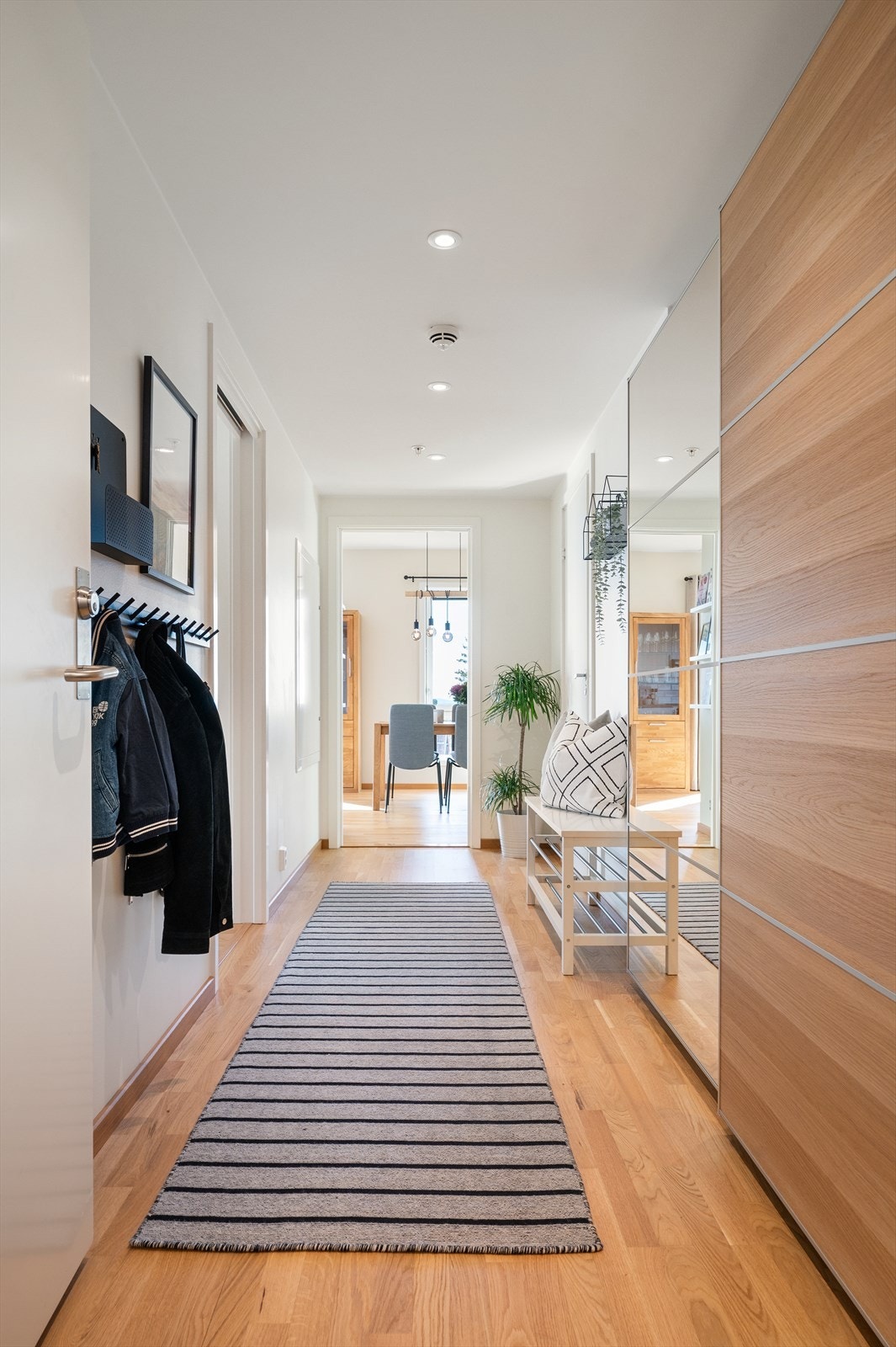 Leilighetens entré er lys og innbydende og gir et meget godt førsteinntrykk av boligen. Galleribilde