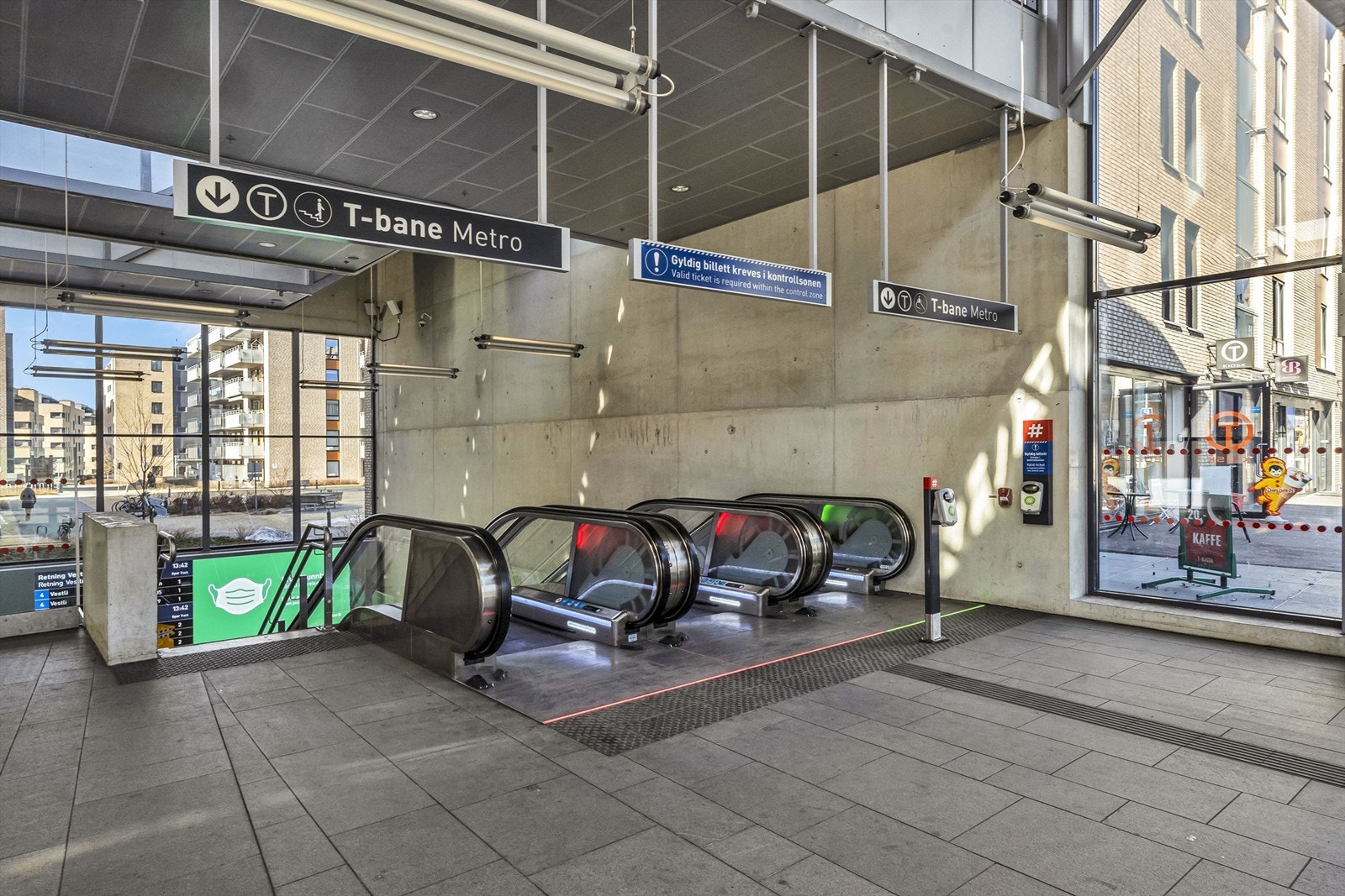 Gåavstand Hasle med t-bane (Linje 5) og buss (nr. 21) med hyppige avganger. T-banen her går direkte til alle stoppene i sentrum. Det er også en kort spasertur til Løren T-bane (linje 4). For øvrig flere bussavganger og flybuss innen kort avstand. Galleribilde