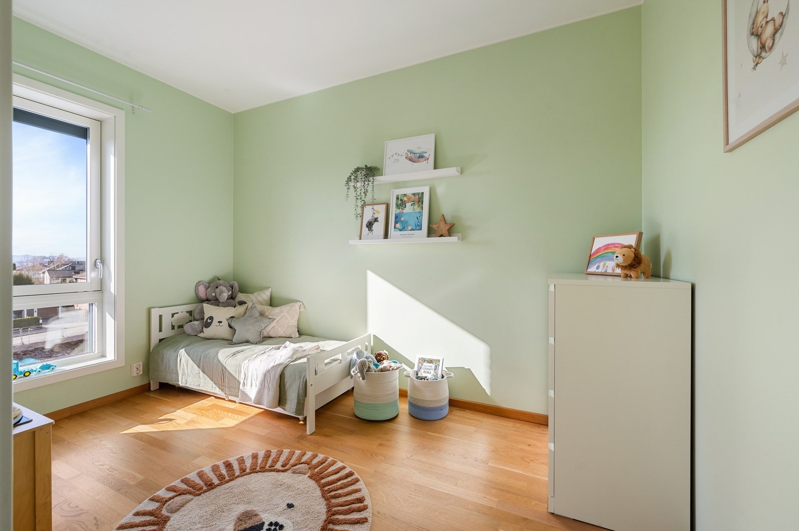 Leilighetens andre soverom er også av god størrelse og kan innredes etter eget ønske og behov. Galleribilde