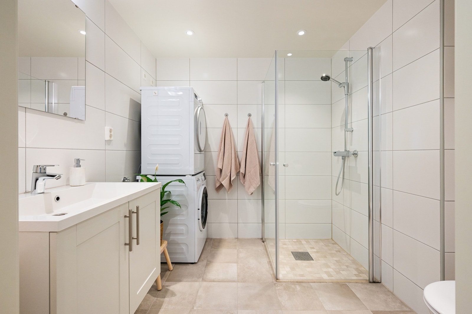 Boligens andre baderom er også pent flislagt med gulvvarme og downlights i himling. Galleribilde